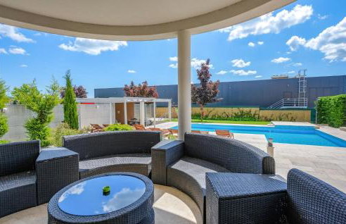 Five-Bedroom Holiday Home In Zminj - Photo 17