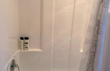 Serene Stay with Pool Access & Balcony - Foto 12