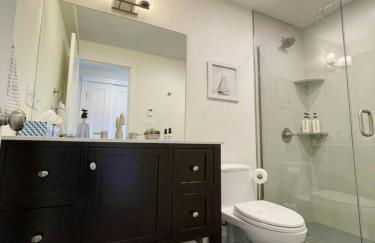 4 King Suites, Downtown, Outlets, Beach, Historic - Photo 20