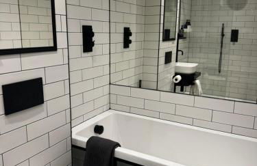 Central 2-Bed Apartment with Balcony & Parking - Foto 15