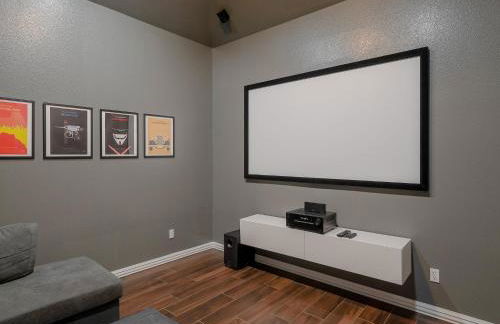 Glamorous Mansion w Private Pool and Cinema Room - Photo 5