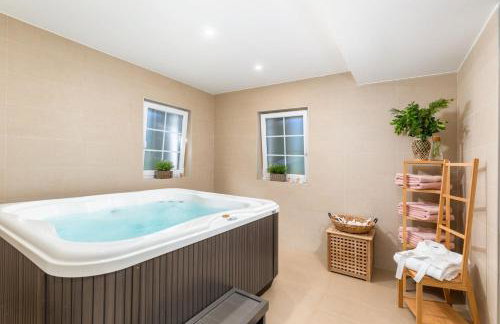 Villa Village by Villsy - with heated pool, spa, private tennis court, golf court, basketball court and playroom - Photo 7