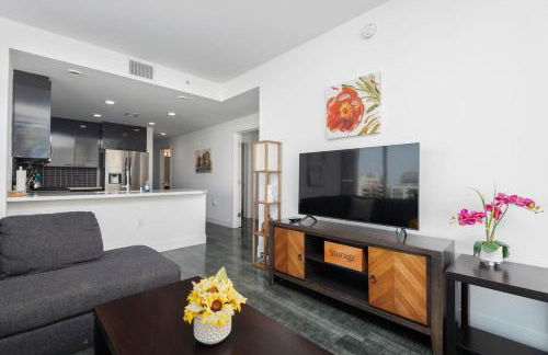 Stylish 3BR High-Rise with Pool, Hot Tub & Rooftop Views - Foto 14