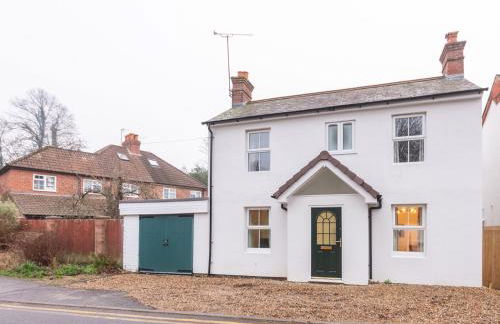 Charming Modern Home in Central Wokingham - Pass the Keys - Foto 39