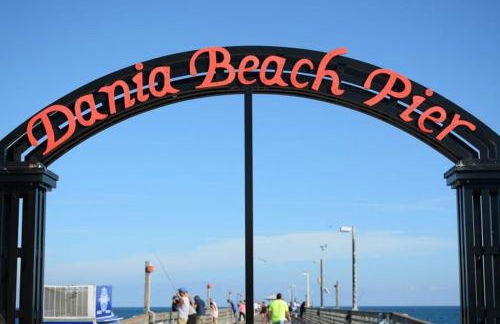 Fun Family-Friendly Poolside Escape Near Beach - Foto 48