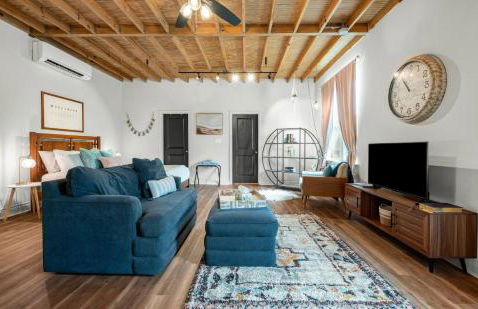 Charming & Spacious Hideaway by Downtown Bryan - Photo 4