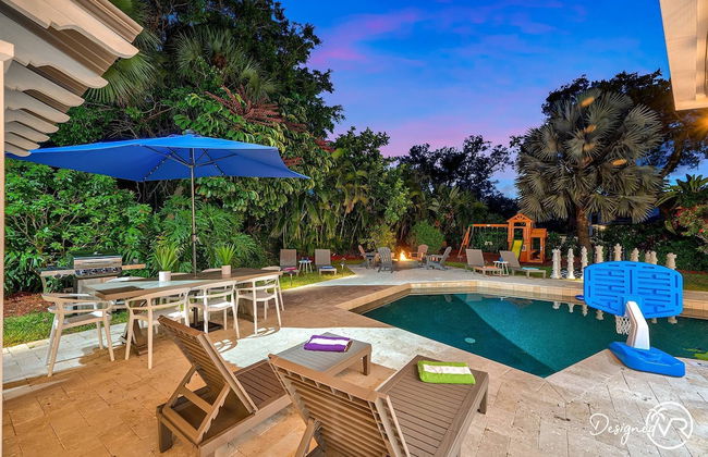 8BR Villa with Heated Pool Near Beach - Foto 66