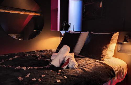 Suite Rouge baiser avec Jacuzzi privatif - LoveRoom Insolite - Foto 15