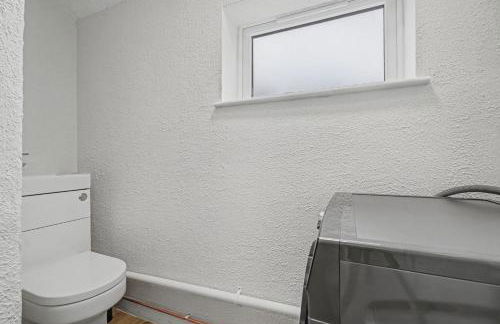 Countess House, Northampton - Stylish Modern 2-Bedroom House with Garden - Free Parking - Foto 34