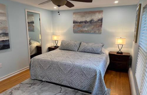 Stylish 3 BR Entire Home NearTown & Beach with Pool Table & King Bed - Foto 9