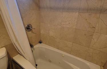 3 bedroom apartment by the MrC Hotel and 5 minutes to Rodeo Drive WiFi TV Patio walk to restaurants - Foto 16