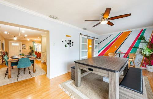 Colorful Home - Pool - Game Room - Basketball Court - BBQ & More - Photo 34