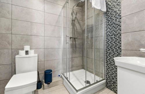 Charming 3BR Flat with Ensuite Master and Balcony - Foto 13