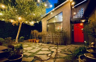 2 BR 2 BA - Eco House and Garden Vacation Retreat and Remote Workspace for Families, Couples and Solo Travelers in Coveted Culver - Foto 4