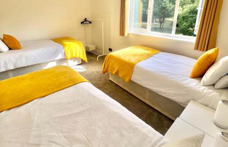 Furzton - Modern Home and Garden, Free Private Parking, TV, Sleeps 6 Guests - Photo 15