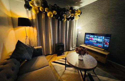 Luxury 2-Bed Apartment,Office with Built-In TV King Bed, Private Entrance and free Parking - Foto 29