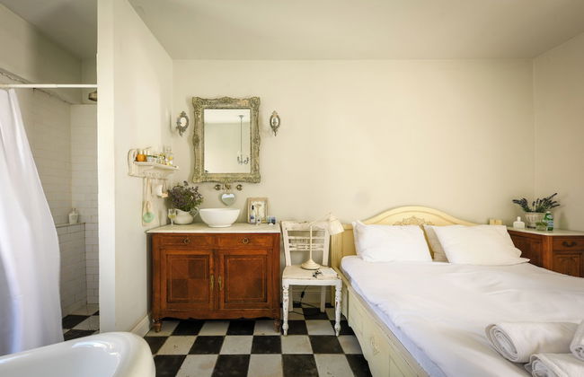 Elegant 1BR Apt w Balcony in the City - Photo 10