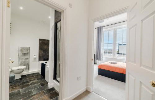 The Central 3BR First-Floor Apartment - Photo 16