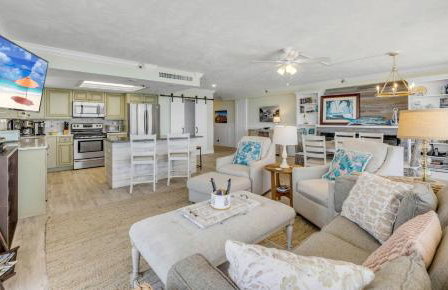 New dog-friendly Listing! Updated direct oceanfront with spacious balcony and heated pool - Foto 54