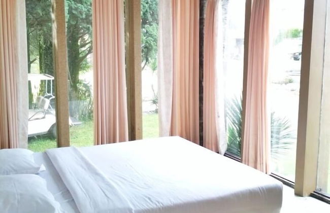 De Villa Istana Bunga by HouseinBandung - Photo 3