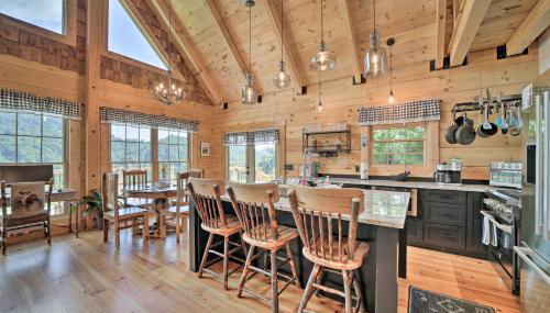 Luxe Log Cabin with Modern Finishes and Mtn Views - Foto 5