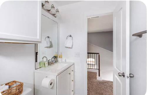 Modern 4BR Retreat, Fast WiFi, Parking, Less than 15 mins from Austin - Foto 12