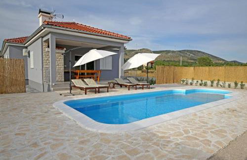 Modern Guest House Rak with beautiful pool - Photo 10