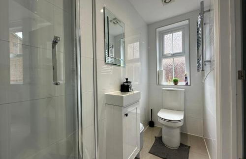 Central Bedford FREE Parking & Private Garden& Conservatory Perfect for large group of people - Foto 14