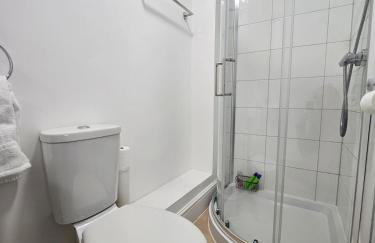 Bristol Airport, 5 Bed House, 5 Bathrooms, WiFi, Ample Parking - Foto 19