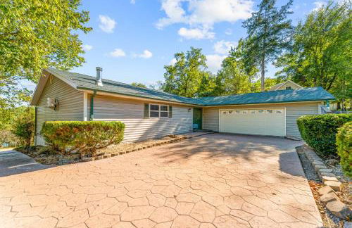 Lakefront Retreat with Deck Movie Room and Yard - Foto 57