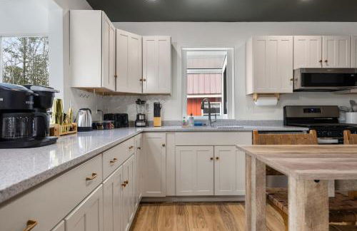 Lakefront Retreat, Mins to Dtown, Firepit, Hot Tub, Pet friendly! - Foto 56