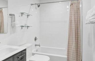 Contemporary 2BR Home with Pool & BBQ Access - Foto 18