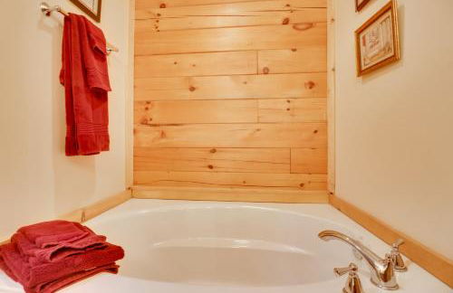 Virginia Mountain Cabin with Decks and Fireplaces - Foto 14