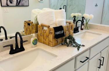 Luxurious Hidden Gem - Downtown Access - Balcony - Foto 6