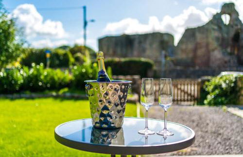 Castle Views cottage in historic village & woodfired hot tub - Photo 28