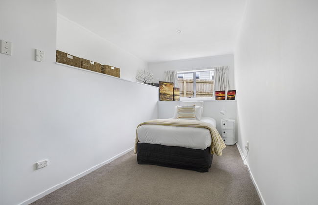 Bright 3-Bedroom Unit - WiFi & Parking - Photo 10