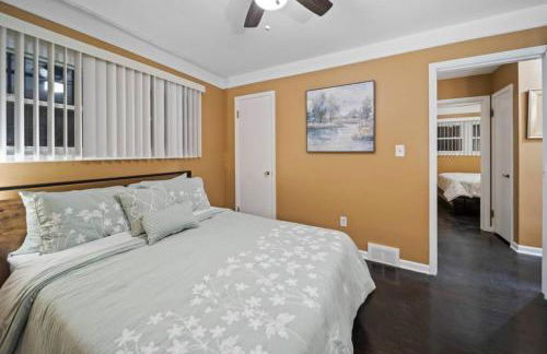 Elegant Oasis 4 Bedroom Home Away from Home - Photo 10