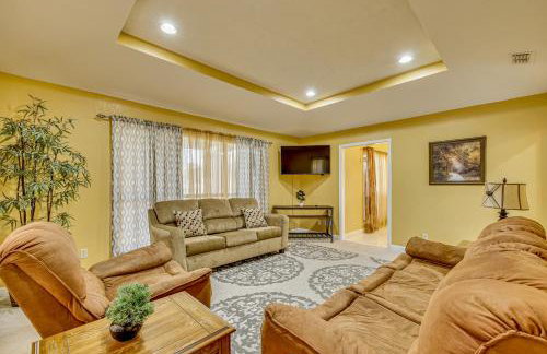 Pool and Game Room Waterfront Harlingen Home - Foto 16