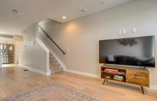 Rooftop Deck and Hot Tub Walkable Denver Townhome - Foto 6