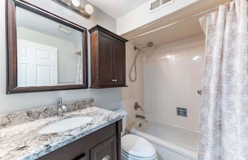 Perfect Getaway 3BR 3BA Home Close to Parks and Shopping - Foto 18