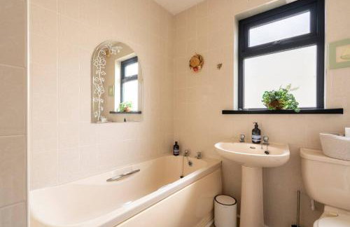 3-Bed Portballintrae Home | Wi-Fi, Garden, Parking - Foto 8