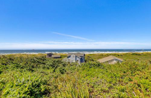 Oceanfront Castle with Hot Tub and Game Room - Foto 39