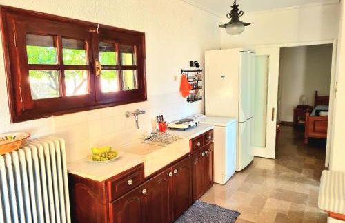 Spacious farmhouse with big yard and fireplace - Foto 10