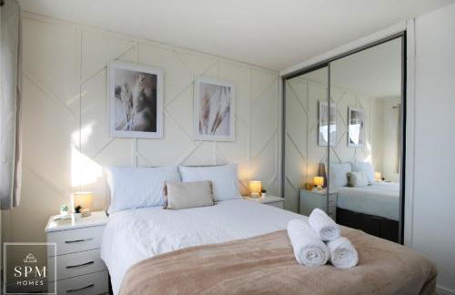 Large 4 Bed House - Long Stays Welcome - Smart TVs in Each Bedroom - Parking - Wifi - Foto 9