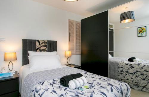 Charming Home - Free Parking - Private Garden - Pass the Keys - Foto 23