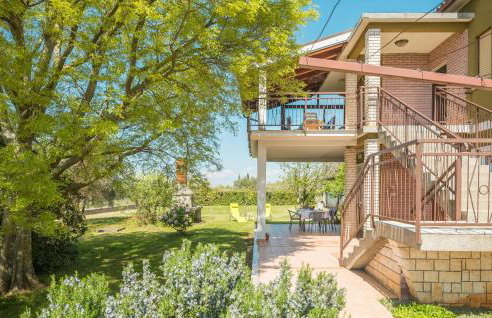 2 Bedroom Nice Apartment In Lovrecica - Foto 7