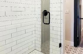 Loop, New Luxurious Large 3BR House, Sleeps 11 with Free Parking - Photo 40