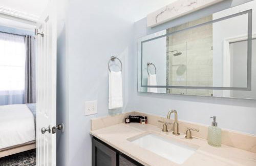 Charming Secluded Courtyard - 1 BLOCK TO KING - Foto 15