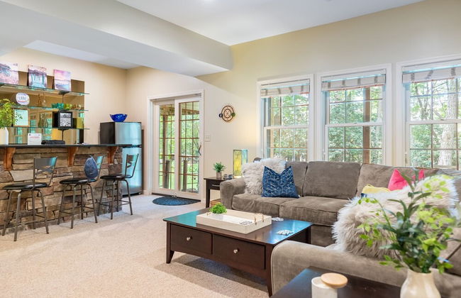 Highland Hideaway by Avantstay Group Poconos Retreat w Patio Game Room - Foto 17