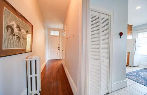 Elegant 1BR in Elizabeth with Covered Porch - Foto 16